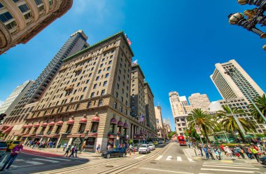 San Francisco, CA - 6 Ağustos 2017: Union Meydanı ve güneşli bir günde binalar.