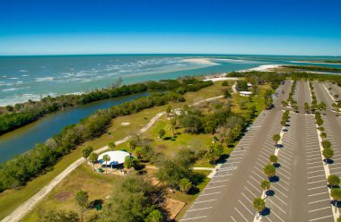 Deniz kenarındaki boş bir arabanın hava manzarası.-