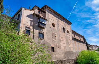 Granada 'nın eski binaları Endülüs, bitki örtüsüyle çevrili..