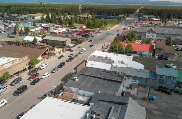 Batı Yellowstone, Montana - 10 Temmuz 2019: Şehir binalarının ve sokakların hava manzarası.