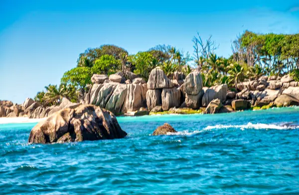 Seyşeller Takımadası 'ndaki La Digue Adası' nın muhteşem manzarası.