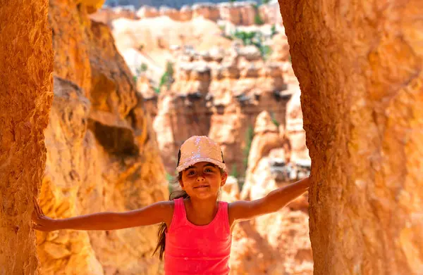 Yaz mevsiminde Bryce Canyon Ulusal Parkı 'nda genç bir kız. Utah.. 