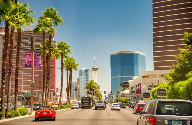 Las Vegas, NV - 28 Haziran 2019: Güneşli bir yaz gününde ünlü Strip boyunca yol trafiği.