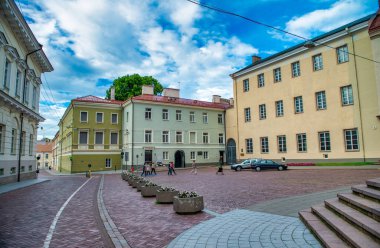 Vilnius, Litvanya - 9 Temmuz 2017: Güneşli bir yaz gününde Vilnius şehir merkezindeki eski binalar.