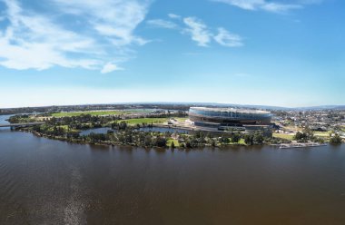 Avustralya, Perth 'teki Matagarup Köprüsü ve Mardalup Parkı' nın panoramik hava görüntüsü