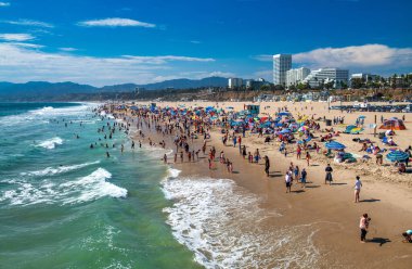 Santa Monica, CA - 1 Ağustos 2017 Güneşli bir günde Güzel Santa Monica İskelesi.