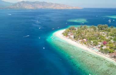 Güneşli bir günde, Endonezya 'nın Gili Hava Sahil Hattı' nın inanılmaz hava manzarası.