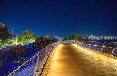 Perth 'te Elizabeth Quay Köprüsü.