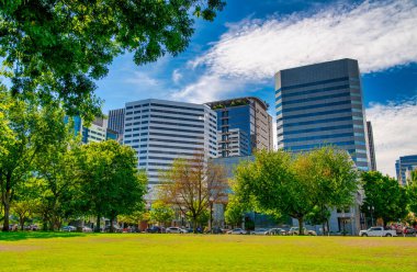 Portland, Oregon - 18 Ağustos 2017: Güneşli bir yaz gününde şehir sokakları ve binalar.