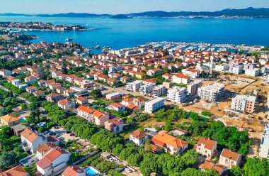 Hırvatistan 'ın Zadar evleri ve kırsal kesiminin hava manzarası.