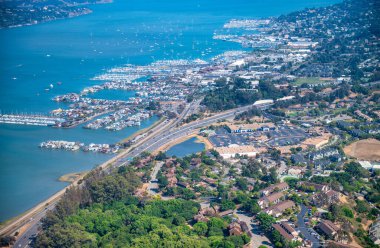 Güneşli bir günde Sausalito ve San Francisco 'nun kenar mahalleleri ve kırsalları, hava manzaralı..