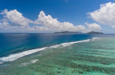 Anse Kaynağı D 'Argent, La Digue. Seyşeller 'in güzel hava manzarası.