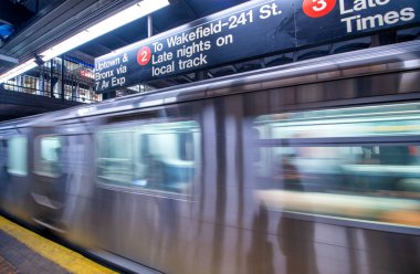 New York Şehri - 1 Aralık 2018 Şehir İstasyonunda tren hızlanıyor.