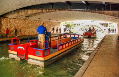 San Antonio, TX - 16 Mart 2008: Turistler ve yerel halk bir tekne turunda.