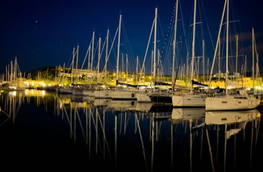 Punta Ala, İtalya. Gece liman ve tekneler.