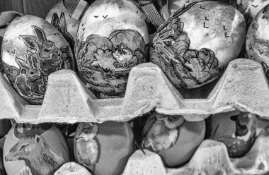 Bir kabın içindeki renkli Paskalya Yumurtaları.