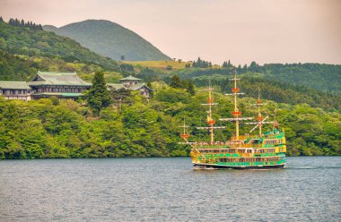 Hakone, Japonya - 24 Mayıs 2016: Fuji Dağı ve Ashi Gölü ile Hakone gezi teknesi.