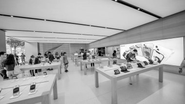 Singapur - 14 Eylül 2023: Orchard Yolu 'ndaki Apple Store' un İçi.