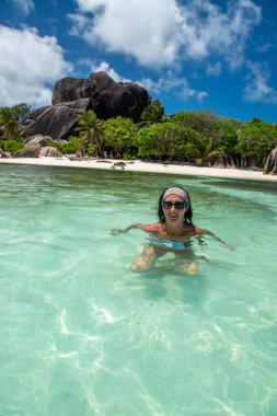 La Digue, Seyşeller 'de güzel bir beyaz kadın..