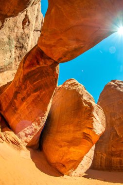 Utah, Arches Ulusal Parkı 'nın yaz sezonundaki muhteşem manzarası..