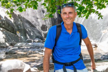 La Digue 'de mutlu bir adam, Seyşeller..