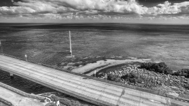 Küçük ördek anahtarı, Florida anahtarı. Adaları birbirine bağlayan köprünün havadan görüntüsü.