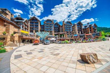 Vail, CO - 3 Temmuz 2019: Güneşli bir yaz gününde güzel şehir sokakları ve binalar.