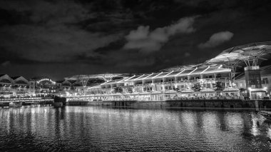 Singapur - 13 Eylül 2023: Clarke Quay Şehir Nehri boyunca gece.