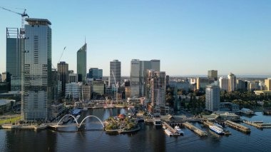 Batı Avustralya 'daki Swan River' dan gün batımında Perth 'in gökyüzü manzarası.