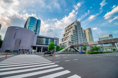 Tokyo, Japonya - 1 Haziran 2016: Günbatımında Aoyama 'nın modern binaları.