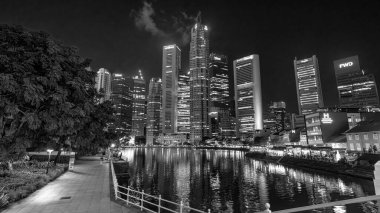 Singapur - 13 Eylül 2023: Gece nehir yürüyüşü ve binalar.