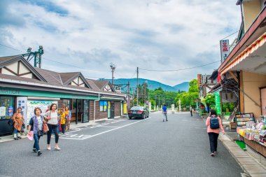 Hakone, Japonya - 25 Mayıs 2016: Bahar mevsiminde turistlerle Hakone sokakları.