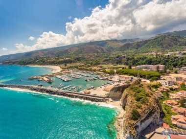 Yaz mevsiminde Tropea 'nın panoramik hava manzarası, Calabria - İtalya.