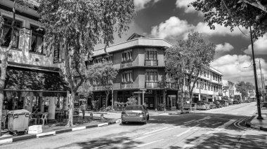 Singapur - 14 Eylül 2023: Katong sokakları boyunca renkli binalar.