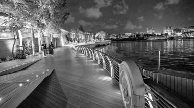 Sentosa Boardwalk boyunca Singapur gece lambaları.