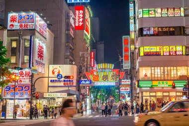 Osaka, Japonya - 28 Mayıs 2016: Dotonbori 'deki renkli aydınlık binalar.
