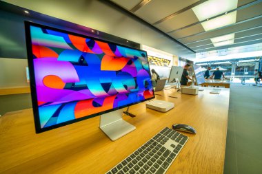 Perth, Avustralya - 12 Eylül 2023: Apple Store Interior.