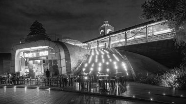 Singapur - 19 Ağustos 2023: Sentosa Boardwalk boyunca gece restoranı.