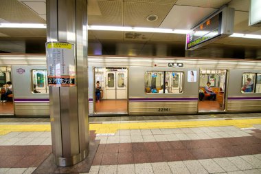 Osaka, Japonya - 26 Mayıs 2016: Tren istasyonunda metro treni.