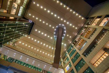 Osaka, Japonya - 26 Mayıs 2016: Umeda gökyüzü binasının içi-