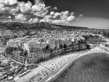 Yaz mevsiminde Tropea 'nın panoramik hava manzarası, Calabria - İtalya.