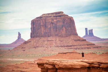 Arizona 'daki Anıt Vadisi Buttes' in muhteşem manzarası, bir adam ve manzara.