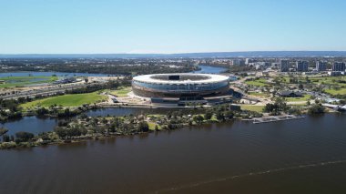 Perth, Avustralya 'daki Optus Stadyumu ve Swan Nehri' nin havadan görünüşü