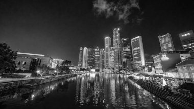 Singapur - 13 Eylül 2023: Gece nehir yürüyüşü ve binalar.