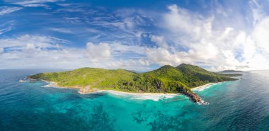 Seychelle Adaları 'nın havadan görünüşü. Gün batımında La Digue Panoraması.