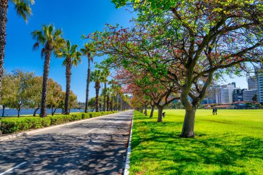 Langley Park ve Perth Skyline güneşli bir günde, Avustralya