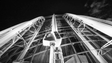 Körfez binalarının yanında bahçeler ve Singapur 'da gece park.