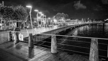 Sentosa Boardwalk boyunca Singapur gece lambaları.