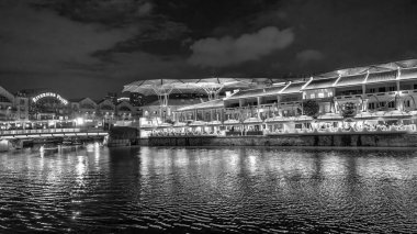 Singapur - 13 Eylül 2023: Clarke Quay Şehir Nehri boyunca gece.
