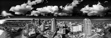 St Petersburg 'un günbatımında gökyüzü manzarası, Florida.